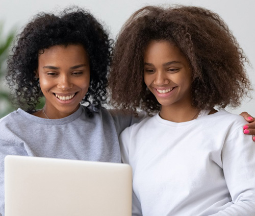 Hooyada iyo gabadheeda oo wata sawir laptop ah