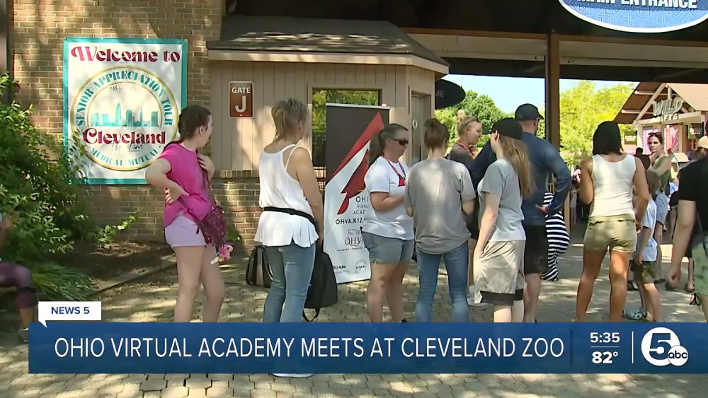 Koox dad ah ayaa isugu soo baxay meel u dhow irid ku taal Cleveland Zoo. Calaamad "ku soo dhawoow Cleveland" ayaa muuqata. Jawigu waa mid caadi ah oo firfircoon.