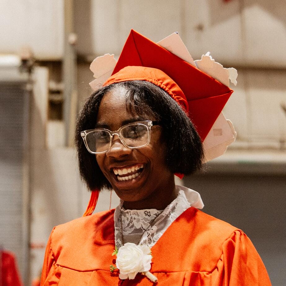 Arday qalin jabiyay oo dhoola cadeynaya