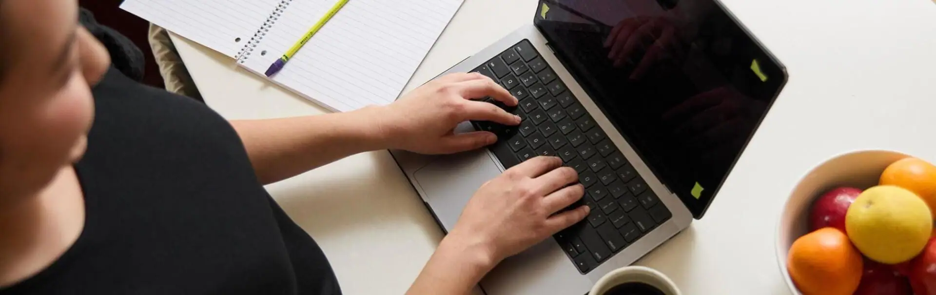 Ardayga ku shaqaynaya laptopkiisa