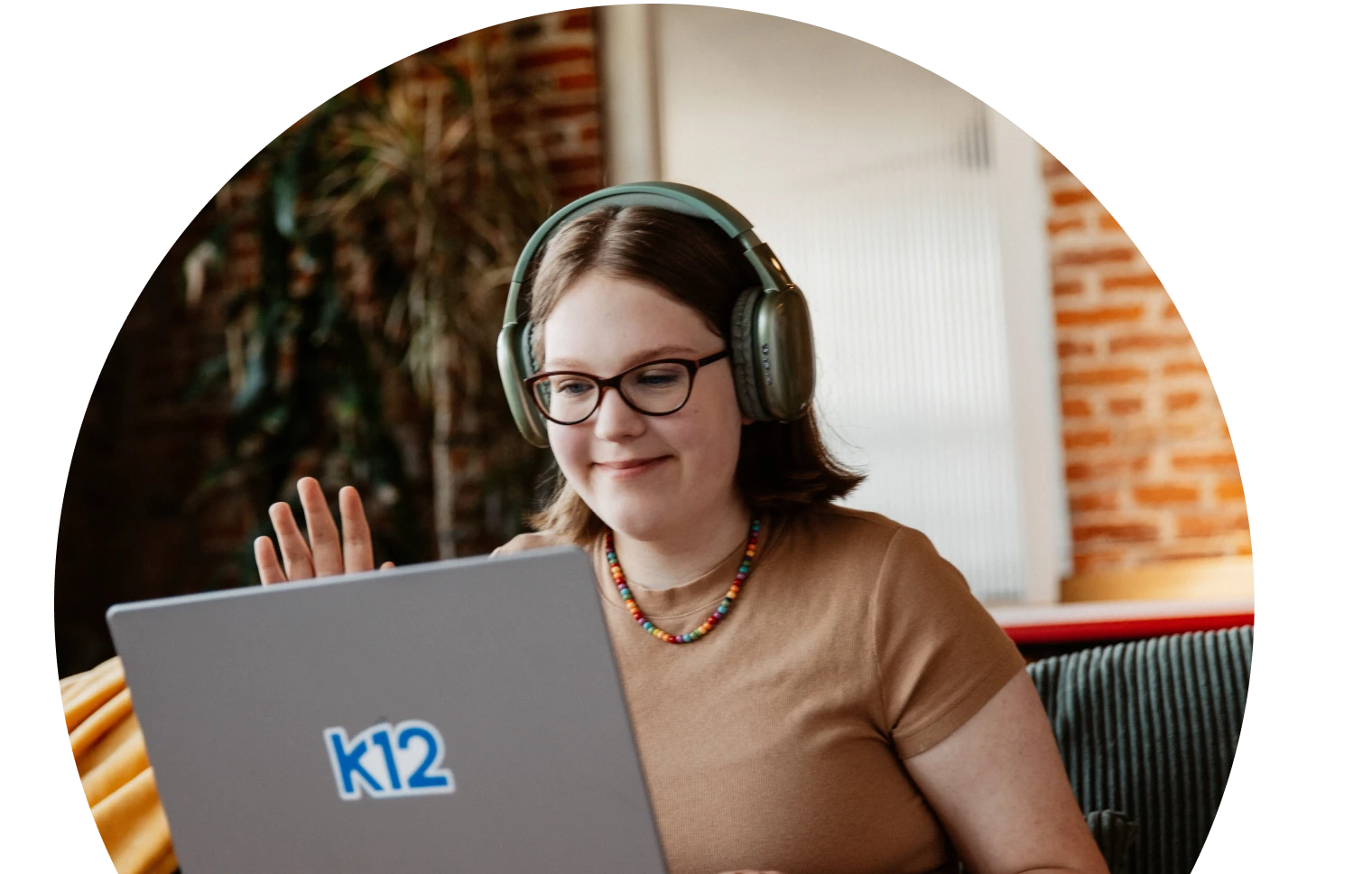 Gabadh yar oo xidhatay sameecado iyo muraayadaha indhaha ayaa dhoola cadeynaysa iyadoo gacanta ku haysay laptop-ka. Waxay xidhataa silsilad midab leh. Taariikhdu waxay muujinaysaa gidaar leben ah iyo dhir.