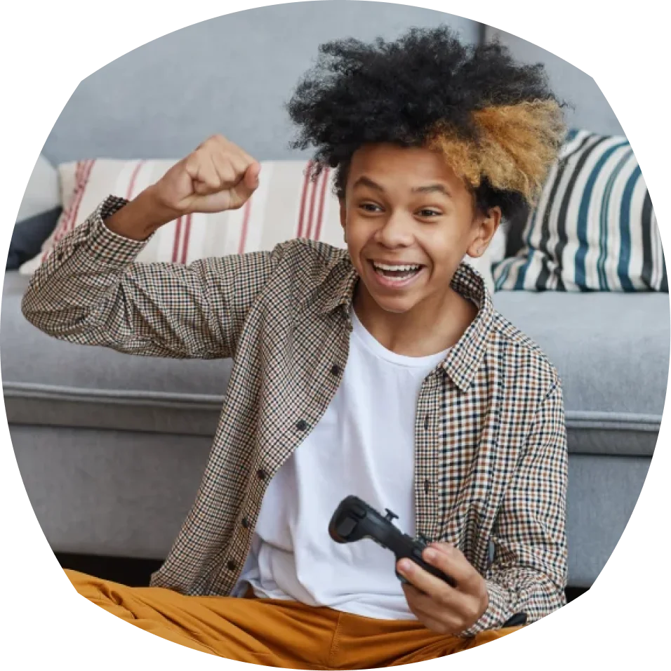 Qof dhallinyaro ah oo sita shaadh jeegaga leh iyo timo qalloocan ayaa si xamaasad leh u haysta maamulaha ciyaarta, feedh kor u qaaday, ku fadhiya sariir leh barkimo xariif ah.