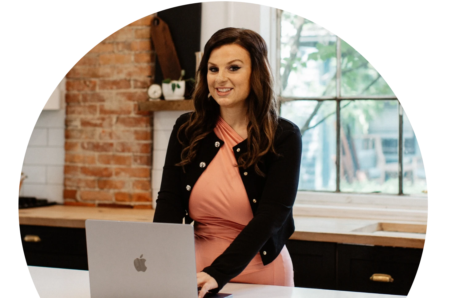 Naag ku labisan dharka casaanka ah iyo kaar madow oo taagan miiska jikada oo wata laptop, iyadoo dhoola cadeynaysa si kalsooni leh. Dhabarku waxa uu leeyahay gidaaro leben ah iyo dariish weyn.