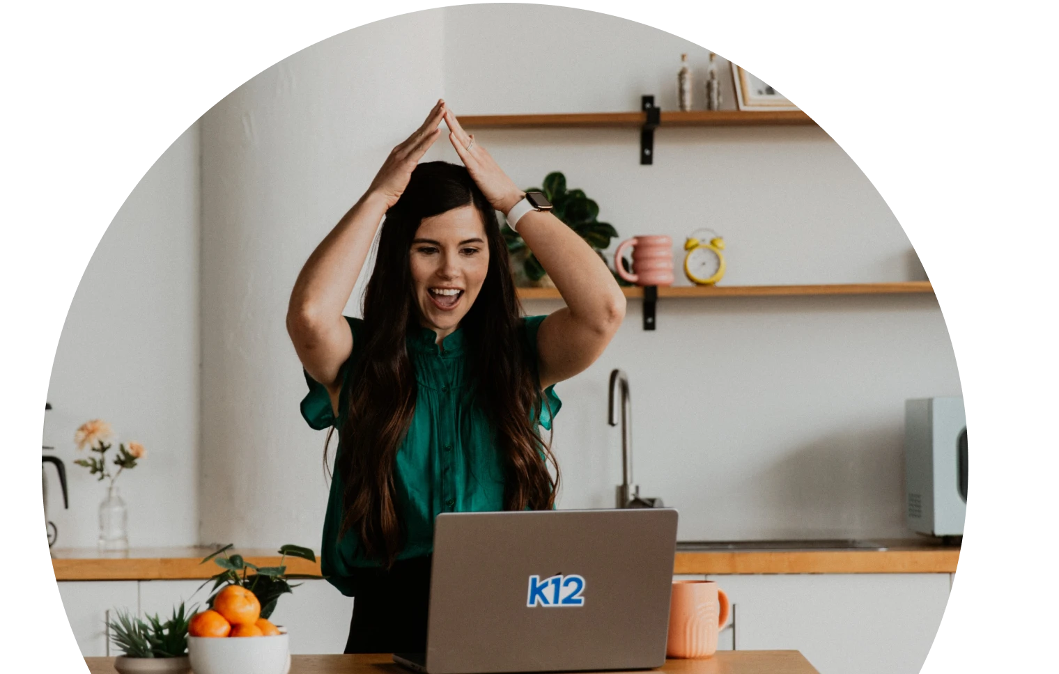 Naag huwan shaadhka shaaha leh ayaa si farxadi ku jirto u muujisay farxad horteeda laptop-ka. Dhabarku waa jiko raaxo leh oo leh khaanado, dhir, iyo qurxin firfircoon.