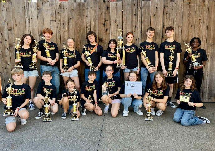 17-ka arday ee matalaya barnaamijka Tiyaatarka Dhalinyarada Caryl Crane ee Tiyaatarka Gobolka Sandusky